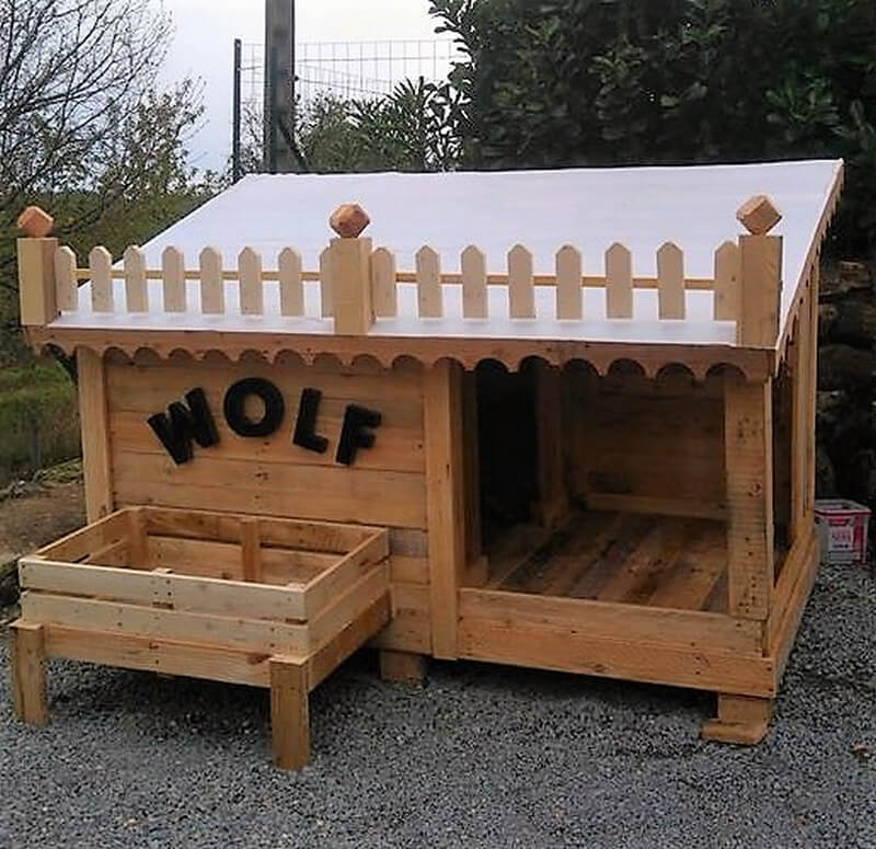 repurposed wood pallet dog house